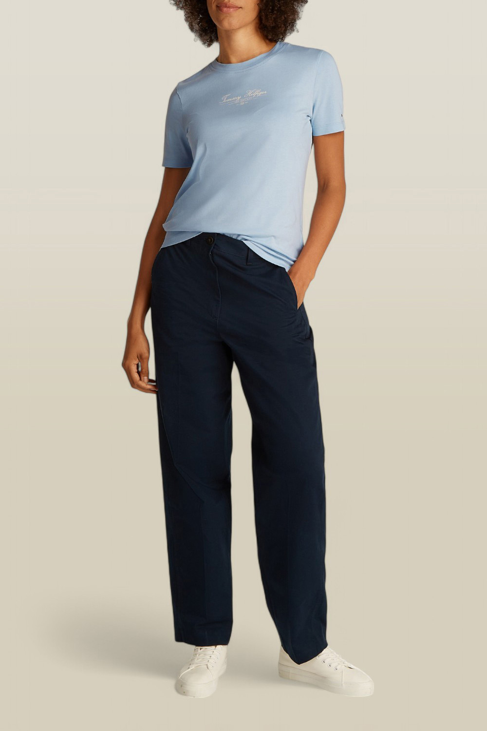 תמונת כל הלוק של חולצת טי